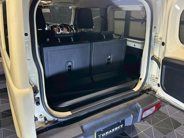 【ラゲッジルーム】 広々としたラゲッジルームはレジャーにも大活躍です!!