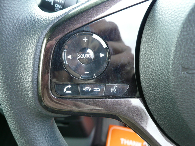 �X�e�A�����O�X�C�b�`(��)���茳�ŃC���^�[�i�r���삪�ł��܂�!���A�^�]���ł��d�b���Ƃ��n���Y�t���[�ʘb�X�C�b�`�����Ă܂�