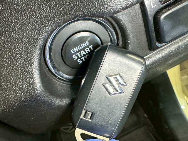 【スマートキー】 車内へのアクセス楽々、今や必須アイテムの「スマートキー」には、キー複製防止「イモビライザー」まで備わっております。