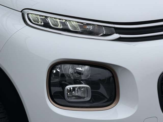 LED�w�b�h���C�g�̓f�U�C���������ł͂Ȃ���Ԃ̈��S���ɔ��Ɍ��ʂ𔭊����܂�!