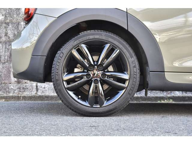 �y�C�����ǂ����[�Ԓv���܂��z�d�グ���X�^�b�t�ɂ��A��p�|���b�V���[�ɂ��{�f�B�̖����d�グ�A�z�C�[���A�^�C���n�E�X�����̐��|�A�����̍R�ۃN���[�j���O�A�e���X�C�b�`�A�n���h���A�ו��̐��|���s���܂��B