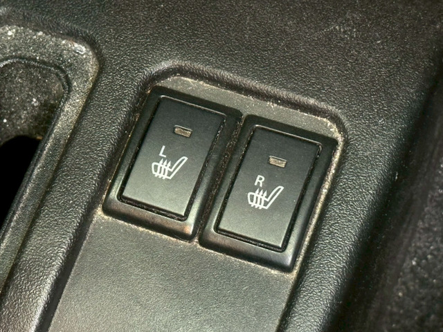 【シートヒーターー】 レザーシートには重宝する「シートヒーター」付き。冬場にとても大活躍!!