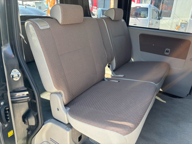 �Z�J���h�V�[�g�͑�l��l������Ă��\���ȃX�y�[�X���m�ۂ���Ă���܂��B