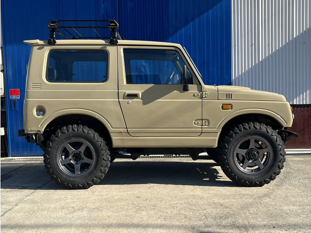 �z�C�[���͎ЊO��16�C���`�A���~�z�C�[���ɂȂ�܂��B�^�C���̓��R�n�}�^�C����GEOLANDAR X-MT����������Ă���S�c�S�c���Ă���܂��B�W���j�[�ɂ悭�������B