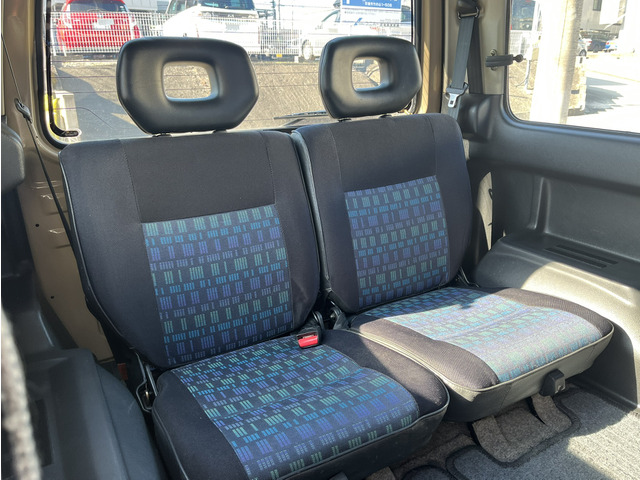 �Z�J���h�V�[�g�͑傫�Ȃւ��蓙�������Y��ȏ�Ԃ��ێ�����Ă���܂��B�����čL���͖����ł�����l�����܂��B4�l���̂��ԂȂ̂ł݂�Ȃŏo�����܂��傤�B