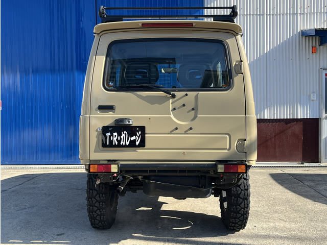 �{�f�B�̓x�[�V���F�ɑS�h������Ă���܂��B�W���j�[�ɂ͂悭�������I�t���[�h���Ċ����̃{�f�B�F�ł��ˁB�l�I�Ɍ��\�D���ł��B