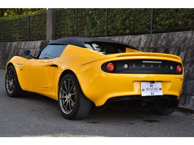 【徹底した納車前点検】ご納車前に、担当整備士と営業担当がエンジン、ミッション、エアコン等、内装の計器一つまで全て細かく点検を行い、約100キロの走行テストを夜間、高速走行を含め実施致しております。