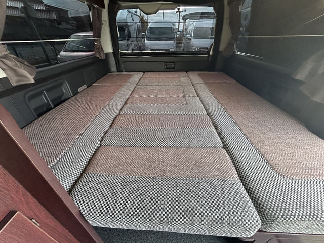 ダイネットも簡単にベッド展開が可能です!寸法は187cm&times;165cmとなっております!