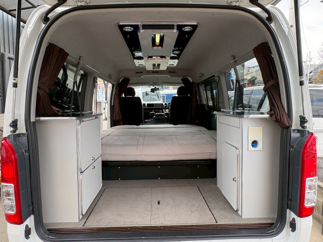 �傫�ȃo�b�N�h�A�ŉו��̏o��������y�X�ł�!