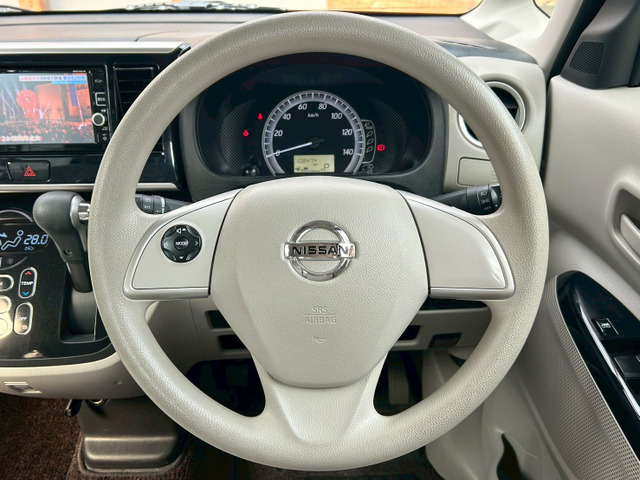 �X�e�A�����O�X�C�b�`���t���ăi�r�̉��ʂ��茳�ő��삪�\���