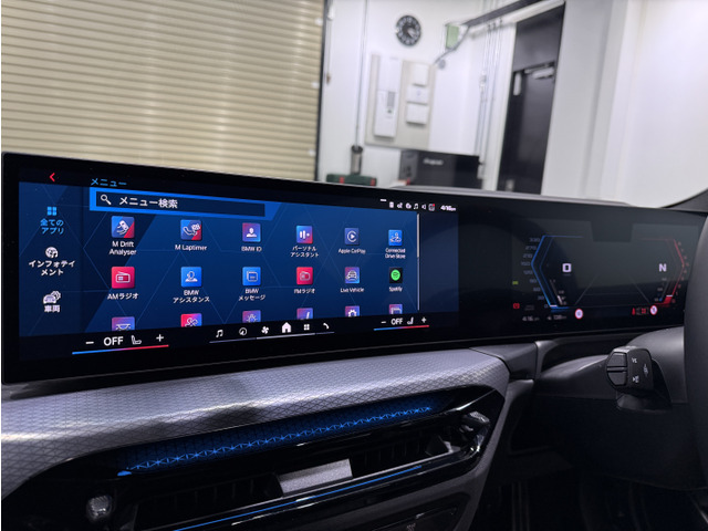 BMW�J�[�u�h�E�f�B�X�v���C�́A���x�v�Ȃǂ�\������12.3�C���`�̏��f�B�X�v���C�ƃJ�[�i�r�Q�[�V�����Ȃǂ�\������^�b�`���\��14.9�C���`�̃R���g���[���f�B�X�v���C��1���̃p�l���ɂȂ�܂����B