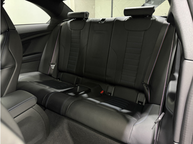 �w�ǎg���Ă��Ȃ������l�q�̃��A�V�[�g�B�t�@�~���[���[�X�̎ԗ��ŗǂ���������O�Ȕw�ʂ̉���⏝���w�ǗL��܂���B�܂��A�O��̃E�B���h�E��BMW�����̑O��Ď��^�h���C�u���R�[�_�[��������Ă���܂��B