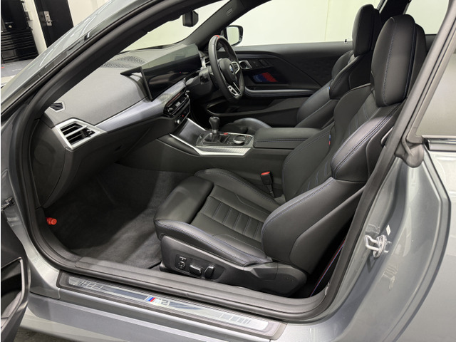 �g�p���̖���M�X�|�[�c�V�[�g�ɂ̓��@�[�l�X�J���U�[(�u���[�X�e�b�`�t��)���g�p���A�����o�[�T�|�[�g�A�d�����ߎ��T�C�h�T�|�[�g�A�V�[�g�q�[�e�B���O�AM���S�C���~�l�[�V�����AM�V�[�g�x���g���܂܂�܂��B