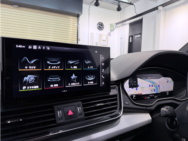 �i�r�Q�[�V������ԗ��̗l�X�ȏ����^�]���̃h���C�o�[�����Ɍ��₷���ݒu���ꂽ�o�[�`�����R�b�N�s�b�g�B�X�e�A�����O�̃}���`�t�@���N�V�����{�^���ɂđf�����ؑւ����\�ƂȂ��Ă���܂��B