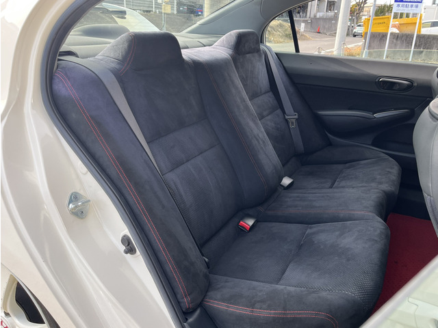 �Z�J���h�V�[�g�͏\���ȃX�y�[�X���m�ۂ��Ă���܂��B��l������Ă��������͊����܂���B���ӓ_�Ƃ��Ă͂��ꂾ���L���̂�4�l���ł�!