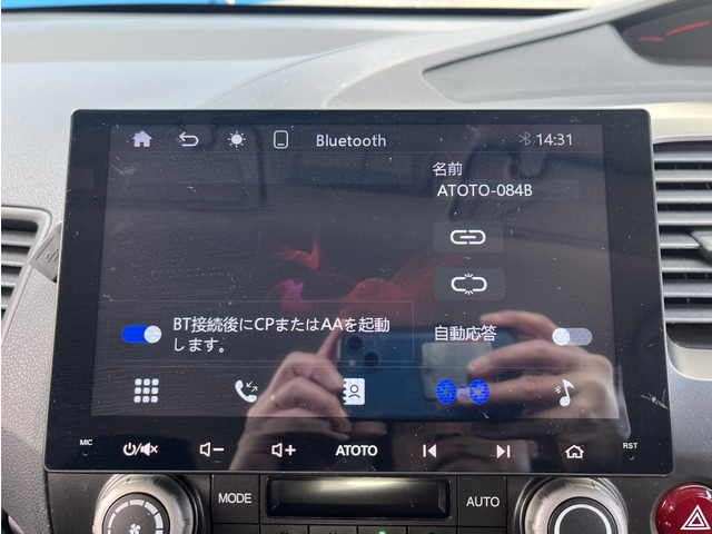 ATOTO���f�B�X�v���C�I�[�f�B�I����������Ă���܂��B��ʂ��傫�����₷���ł��BBluetooth�⃉�W�I�ȂǂɑΉ����Ă���܂��B