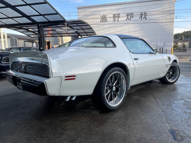 自動車保険もご相談ください。当店は三井住友海上、あいおいニッセイ同和損保の代理店です。保険担当が万一の際は連携を取って迅速にご対応致します。代車・レンタカーもご用意できますのでご安心ください。