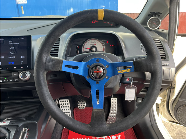 �X�e�A�����O��MOMO���ɕύX����Ă���܂��B�f�B�[�v�^�C�v�Ȃ̂Ńn���h�����߂����삵�₷���ł��B����S�n�������̂ŉ^�]���{���Ɋy�����Ȃ�܂��B