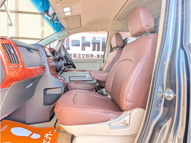 ��������������ƃJ�X�^�����Ă܂��B���͂̃|�C���g�̓x�[�W���̓����F�ɍ��킹���u���E���̃��U�[���̃V�[�g�J�o�[�ɂȂ�܂��B����ɍ��킹��悤�ɐV�i�̃R���r�X�e�A�����O��E�b�h���p�l���ŃJ�X�^�����܂����B