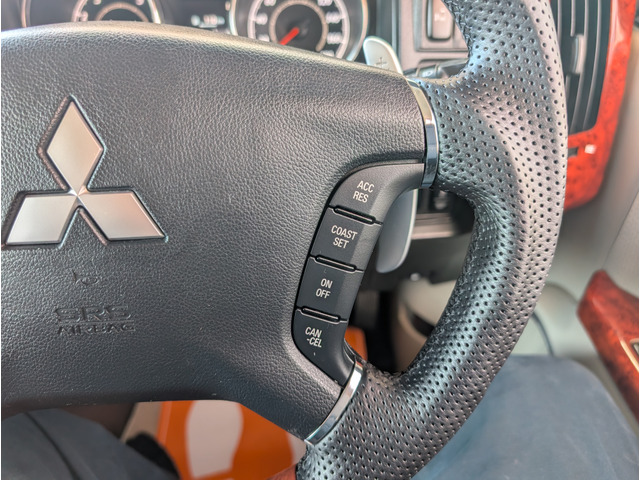 �X�e�����O�ɂ̓N���[�Y�R���g���[���̃X�C�b�`������Ă�̂ō������H�Ȃǂł̉^�]�̍ۂ͕֗��ł���B