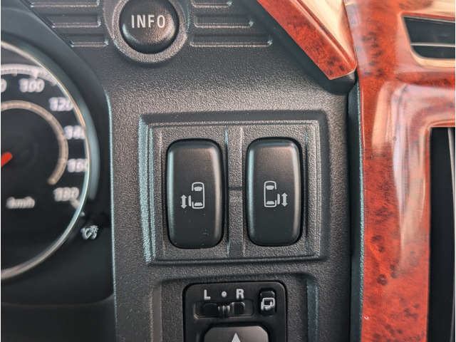 �p���[�X���C�h�h�A�͂�����񗼑��Ƃ��ɑ�������Ă܂�!�^�]�Ȃ̑���{�^���̑��A�X�}�[�g�L�[�̃{�^���ł��J����\�ł��B������񗼑��Ƃ��X���[�Y�ɊJ���܂��B