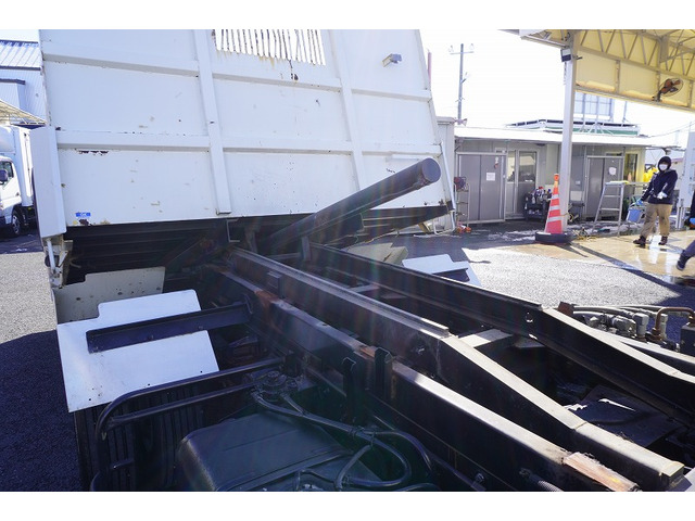 �V�Ԓ����������Ă���܂��B���g�p�̎ԂȂǂ����Ŕ[���������g���b�N����������u���Ă���܂��̂ł������������B