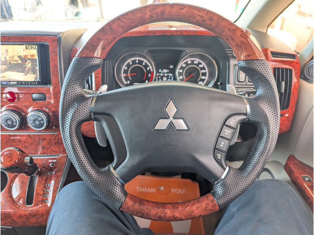 �X�e�A�����O�͎ЊO�i�̐V�i�R���r�X�e�A�����O�Ɍ����B�K���O���b�v�^�C�v�Ȃ̂Ŏ�ɓ���ރf�U�C���ł��B�E�b�h���̃C���e���A�p�l���ƃ}�b�`����悤�ɃZ���N�g���܂���!