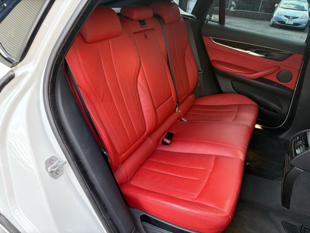 2列目シート カップホルダー付き肘置き