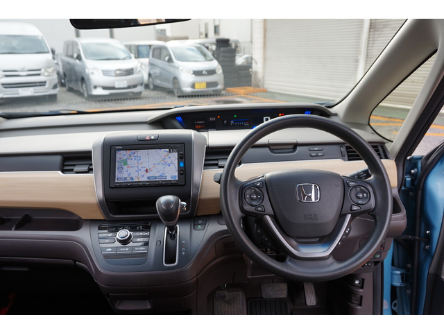 フリード1.5 G 助手席サイドリフトアップシート