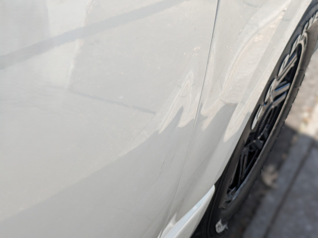 左スライドドアと左クオーターパネルにへこみがあります。ご確認願います。