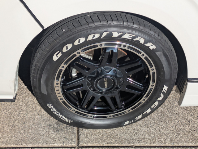 ハイエース専門ショッププロデュースのホイールで、絶妙なツライチ具合です