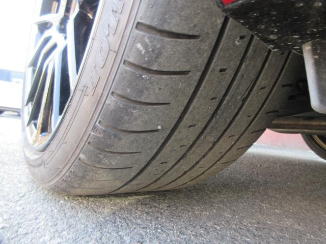 右後ろ!リアタイヤはフロントより幅を20mm広げた265/35R19