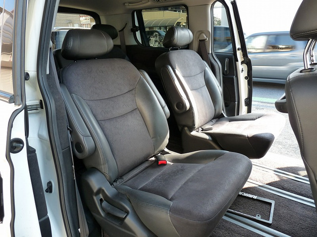 �Z�J���h�V�[�g�A�T�[�h�V�[�g�����������邨�Ԃł��B�z���_��3500CC�G���W���͂��Ȃ��𗸂ɂ��܂��B