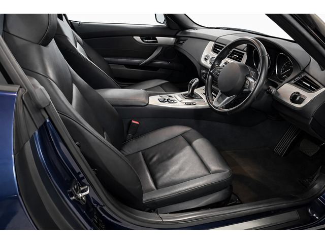 ���[�h�X�^�[���ƂȂ�d�����g���N�^�u���E�n�[�h�g�b�v���̗p�B��20�b�ŊJ�\�ŁA�N���[�Y���͍����Ïl���A�I�[�v�����͈��|�I�ȉ�����𖡂킦�܂��B