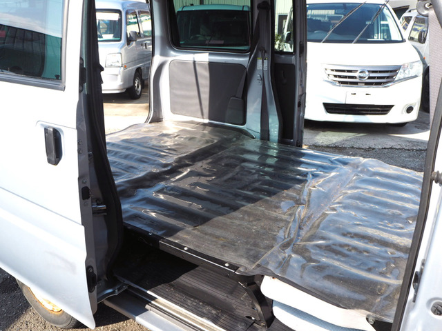 リアシートを倒して荷室にした状態です。軽箱バンとしては荷室も軽バン最大級で大きく、オートバイのトランポにも人気のサンバーバンです