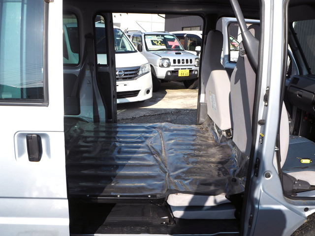 リアシートを倒して荷室にした状態です。軽箱バンとしては荷室も軽バン最大級で大きく、オートバイのトランポにも人気のサンバーバンです