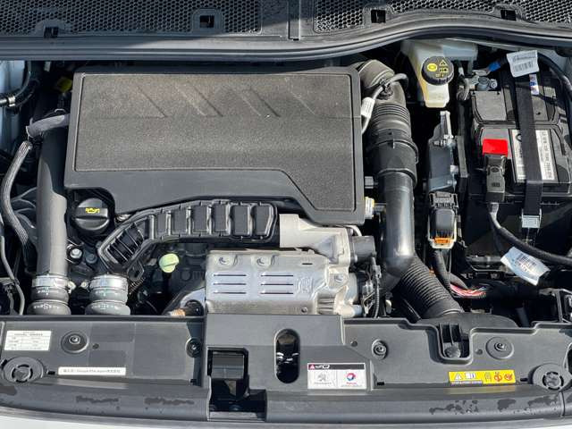 エンジンルーム内も大変綺麗な状態となります。ご納車前には各部点検整備も行います。