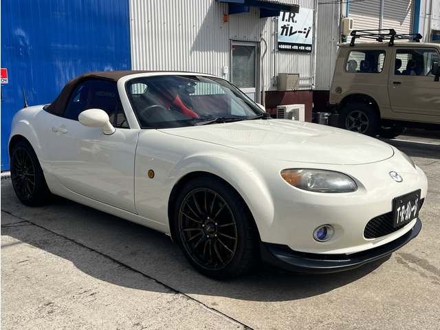 �w�b�h���C�g�͏�����HID���̗p����Ă���܂��B�t�H�O�����v�͎ЊO��LED�o���u�Ɋ����ς݁B��Ԃ���������ƏƂ炵�Ă���܂��B