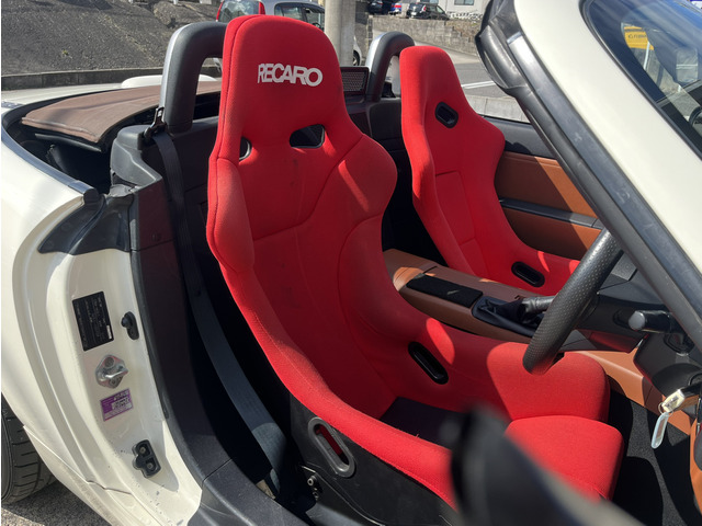 �V�[�g�͗��r�Ƃ��ЊO�t���o�P�b�g�V�[�g�Ɍ�������Ă���܂��B���r�Ƃ��Ԃœ��ꂳ��Ă��茩���ڂ��X�|�[�e�B�[�ł����������ł��B�������Ԍ��p�̏����V�[�g���c���Ă���܂��̂ł����S���������B