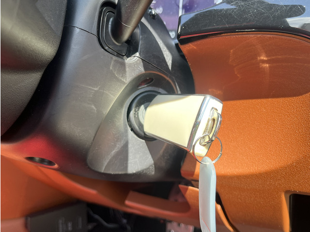 �֗��ȃL�[���X�G���g���[����������Ă���܂��B�{�^����Ō��̊J���\�ł��B�G���W���n���͌��������Ă̎n���ɂȂ�܂��B�l�͂��̕����D���ł��ˁB