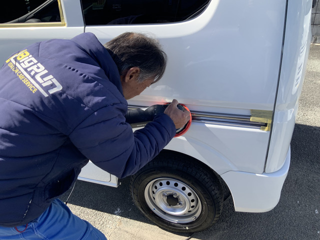 ���X�̂������́A�d���ꂽ�ԗ��̑S�ĂɁA�������H���{�H���Đ��C�≘�����菜���܂��B�v���ɂ�錤�����H�ŁA�������P�����߂�܂�!