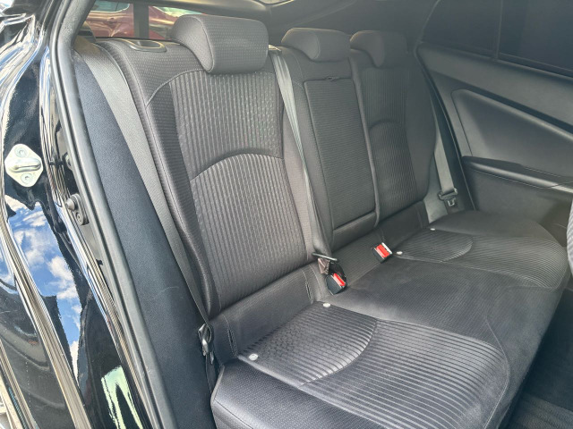 �Z�J���h�V�[�g�͑�l��l������Ă��\���ȃX�y�[�X���m�ۂ���Ă���܂�