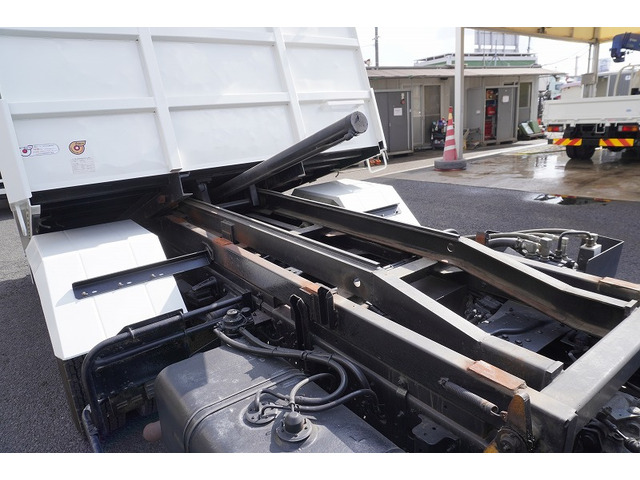 �V�Ԓ����������Ă���܂��B���g�p�̎ԂȂǂ����Ŕ[���������g���b�N����������u���Ă���܂��̂ł������������B