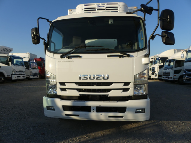 フォワード冷蔵冷凍車