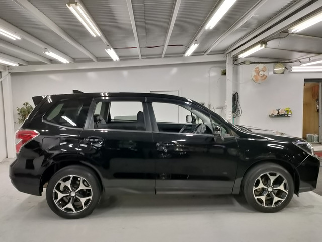 【雨の日も大丈夫】 雨の日や夜に中古車は選びにくいですよね。でも当店なら安心。電話予約を頂ければ明るい屋根下へ移動しておきます。じっくりご覧いただけますヨ(^^)v