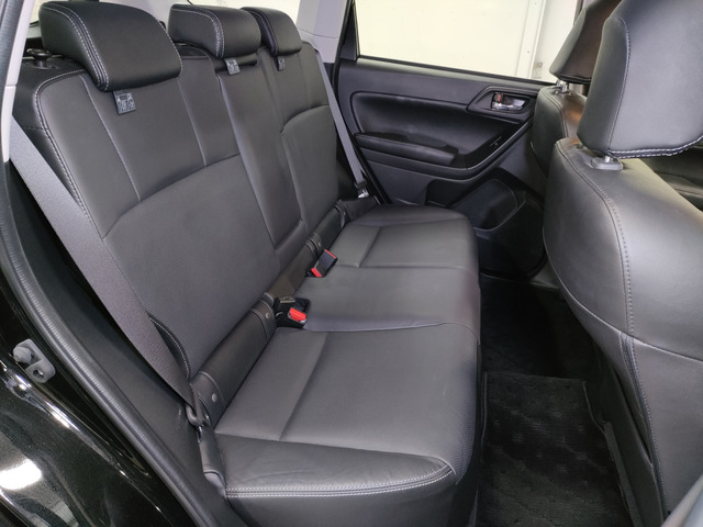 【全国納車OK】 現車をご覧になれないお客様でも、安心してお車をご購入いただける環境を整えております。 色々な角度から撮影したたくさんの画像など豊富な資料送りいたしております。