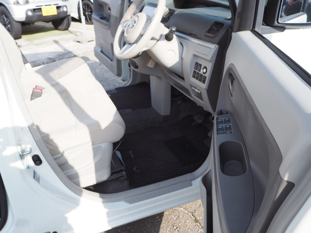 室内は徹底した抗菌リフレッシュ施工によりとても綺麗です♪足元もとても広く、シートも広くソフトな座り心地で、身体がズレる心配がなく、体格にかかわらずホールド性が高い設計です。一度ご来店頂き座ってみて下さい。