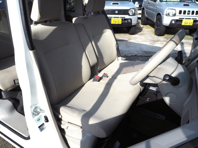 運転席と助手席の真ん中のひじ掛けには小物入れが付いていますので便利です。ベンチシートでどちらからのドアからでも簡単に乗り降りできますし足元も広々で窮屈さがありません。