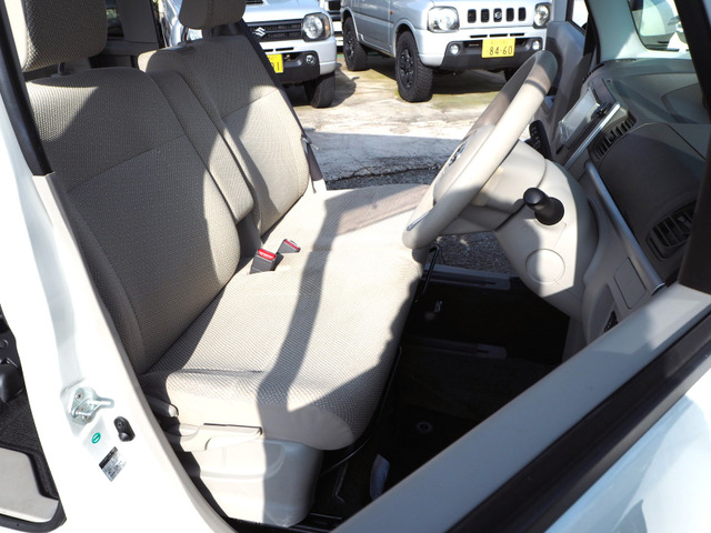 室内は徹底した抗菌リフレッシュ施工によりとても綺麗です♪足元もとても広く、シートも広くソフトな座り心地で、身体がズレる心配がなく、体格にかかわらずホールド性が高い設計です。一度ご来店頂き座ってみて下さい。