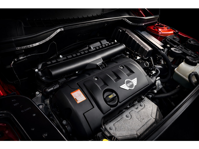 搭載エンジンは1.6L直列4気筒ガソリンエンジン。6速ATとの組み合わせで街乗りから高速道路まで扱いやすい一台です。